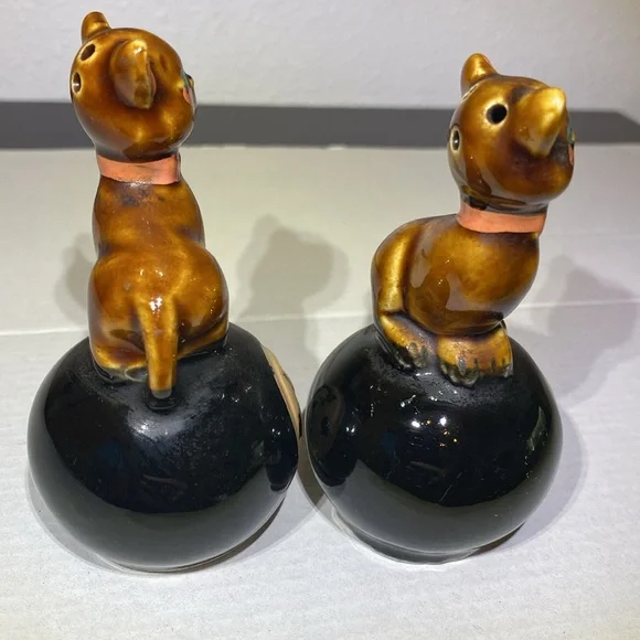 Vintage 50’s Hex Pussycats atop 8 Balls “ They Ward Evil Away” Salt & Pepper Set - Picture 5 of 11